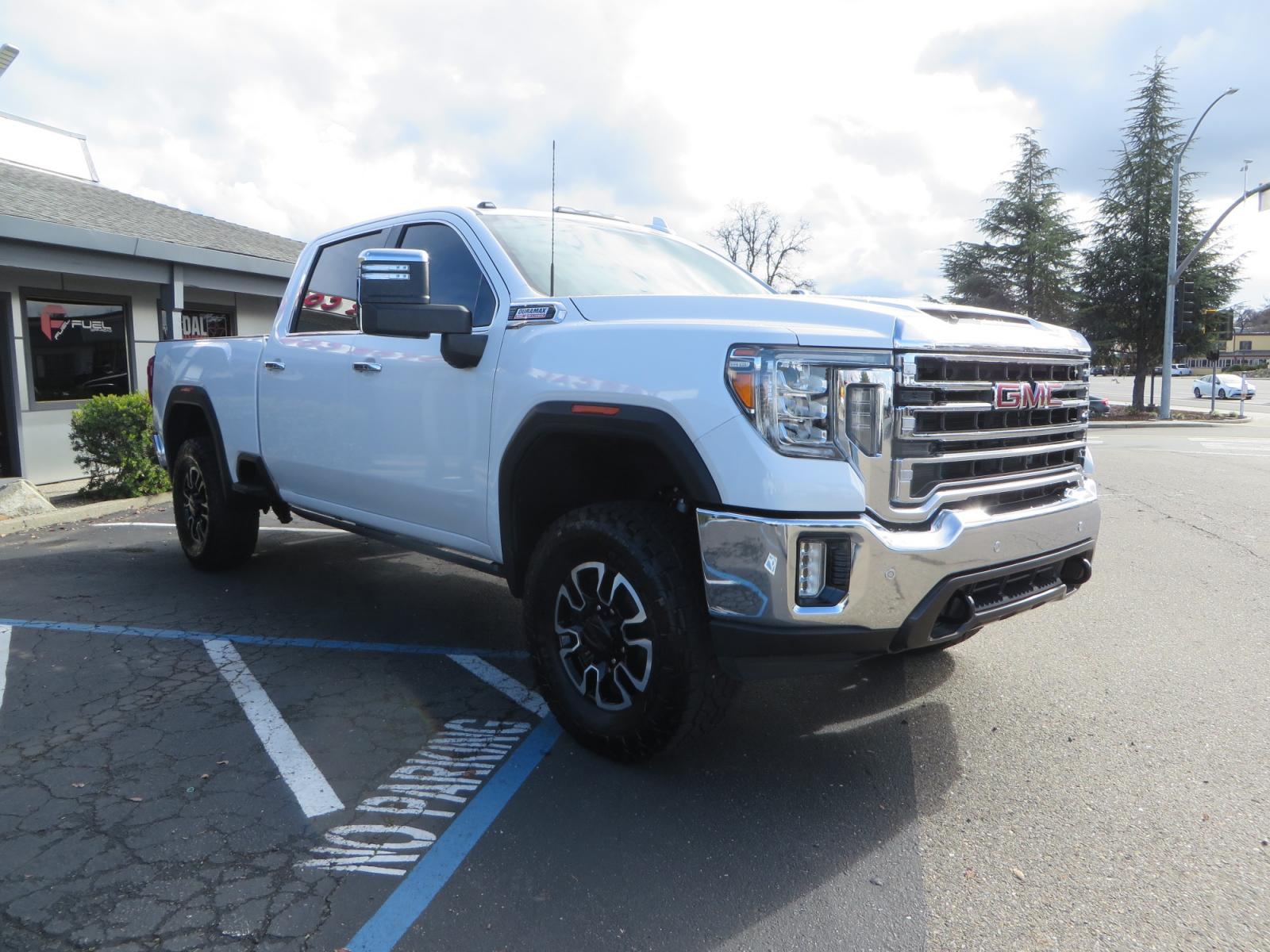 2020 White /TAN GMC Sierra 2500HD SLT Crew Cab 4WD (1GT49NEY4LF) with an 6.6L V8 TURBO DIESEL engine, automatic transmission, located at 2630 Grass Valley Highway, Auburn, CA, 95603, (530) 508-5100, 38.937893, -121.095482 - Features a Cognito level kit, Fox socks, Bakflip MX4, Amp power steps, Toyo AT3 tires, and window tint. - Photo #2